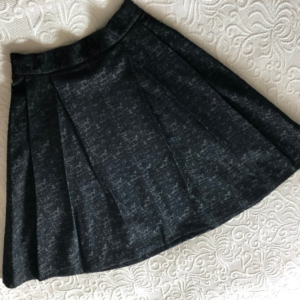 NWOT H&M Black Jacquard Knee Side Buckles Pleats Skirt 6 (fits like HM 4)